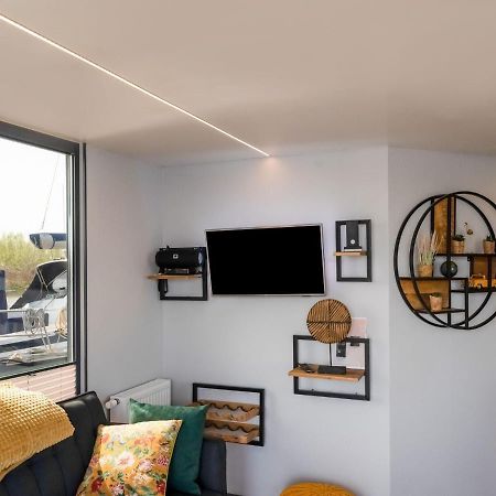 Beautiful Houseboat In Marina Of Volendam Hotel Bagian luar foto