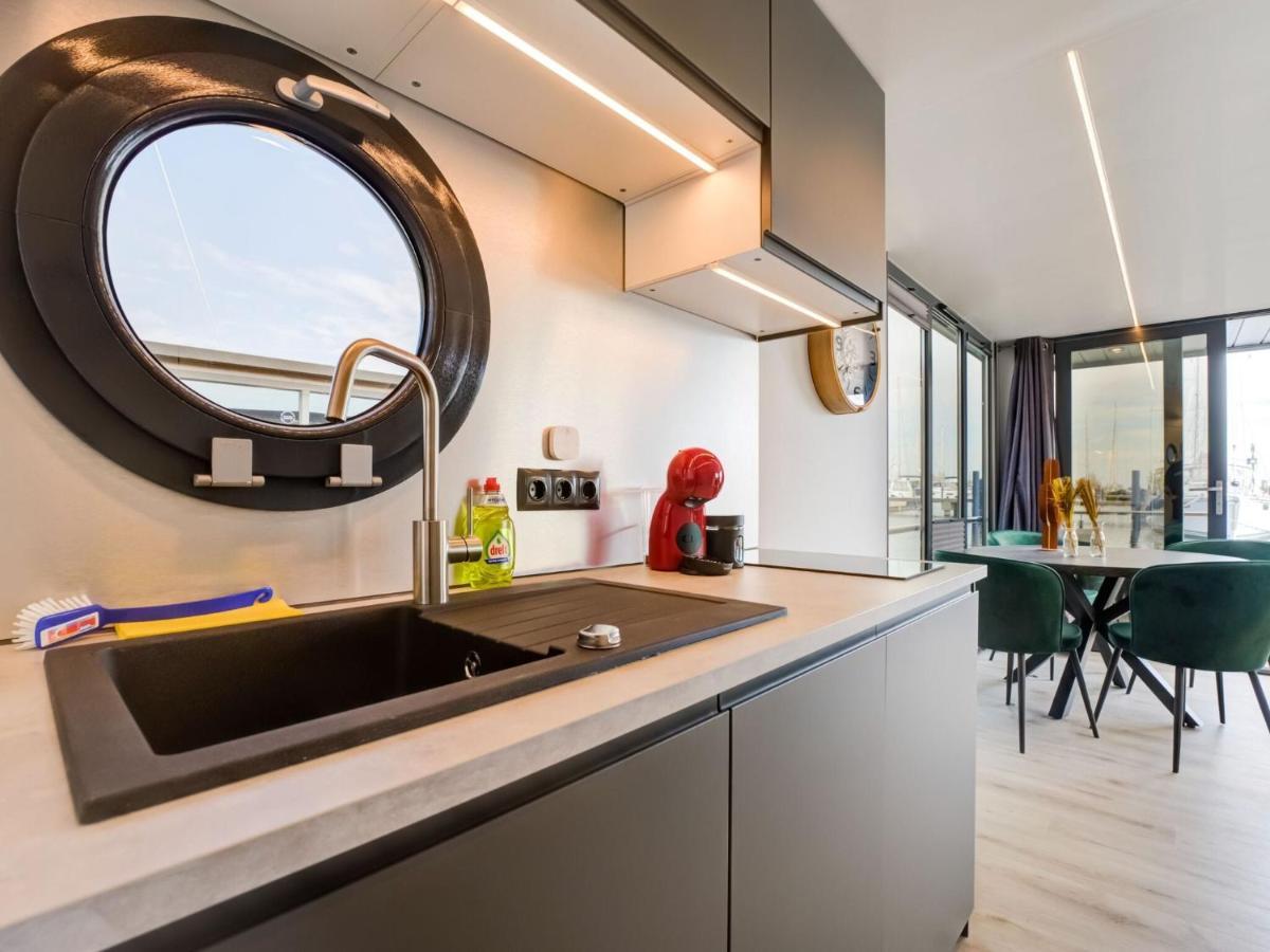 Beautiful Houseboat In Marina Of Volendam Hotel Bagian luar foto