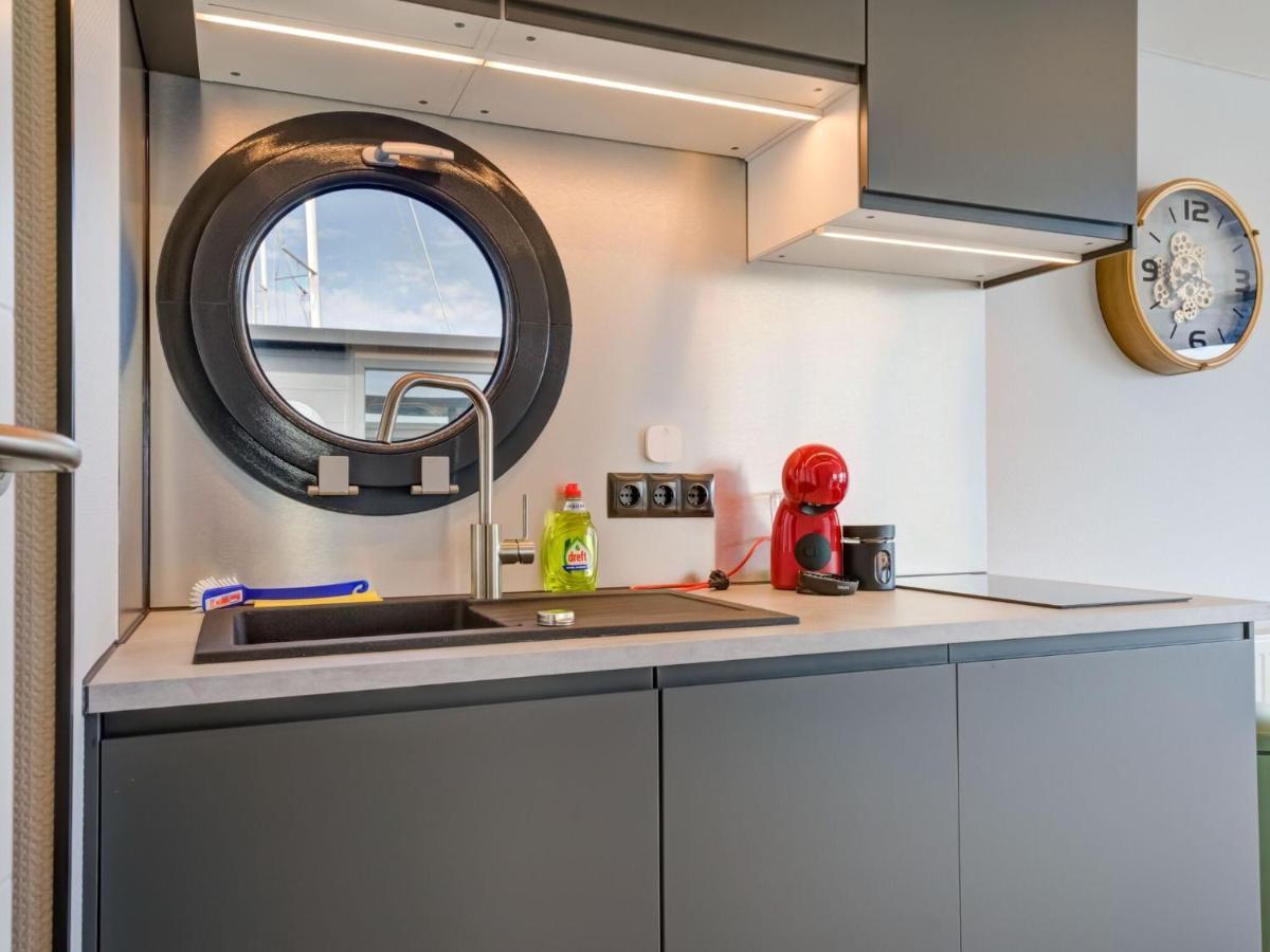 Beautiful Houseboat In Marina Of Volendam Hotel Bagian luar foto