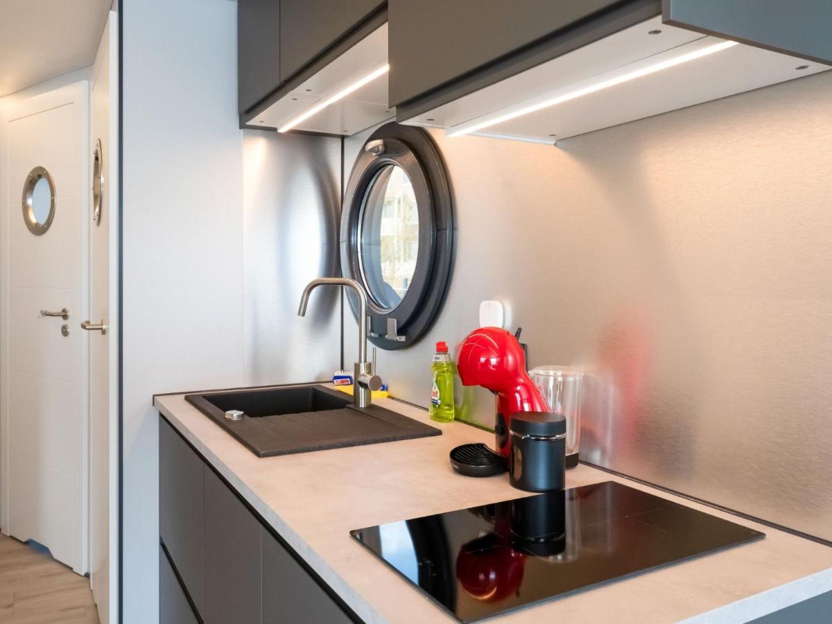 Beautiful Houseboat In Marina Of Volendam Hotel Bagian luar foto