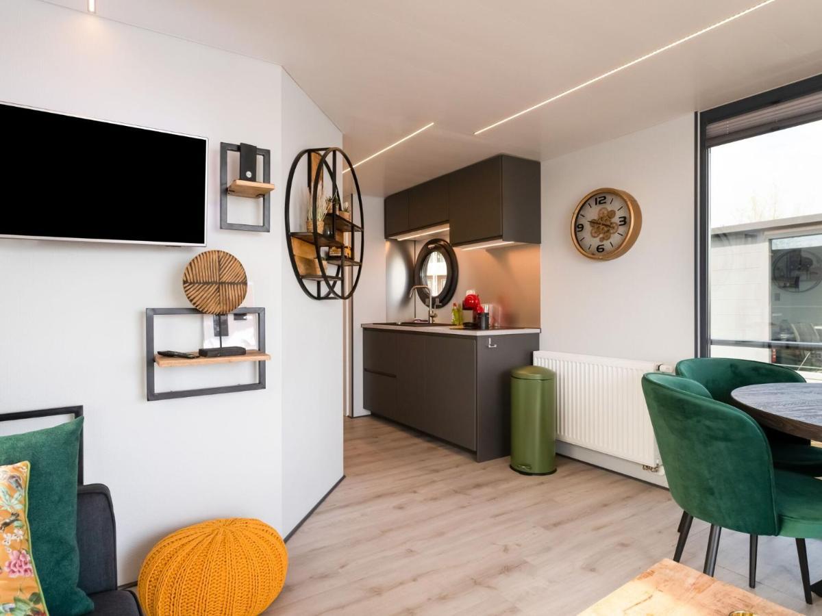 Beautiful Houseboat In Marina Of Volendam Hotel Bagian luar foto