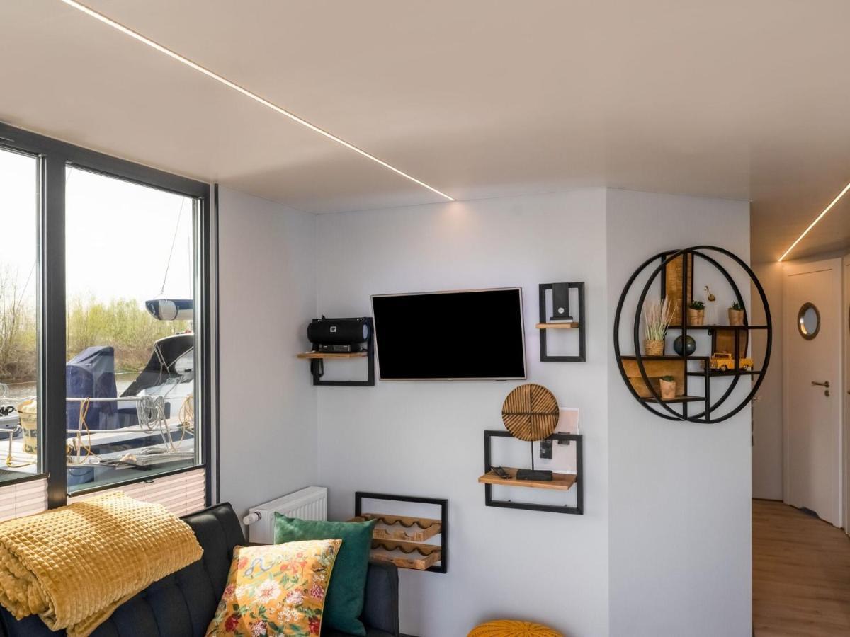 Beautiful Houseboat In Marina Of Volendam Hotel Bagian luar foto
