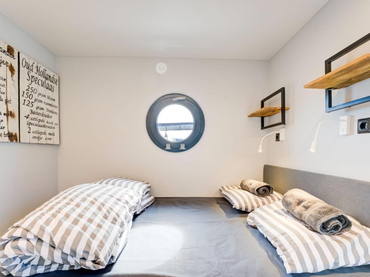 Beautiful Houseboat In Marina Of Volendam Hotel Bagian luar foto