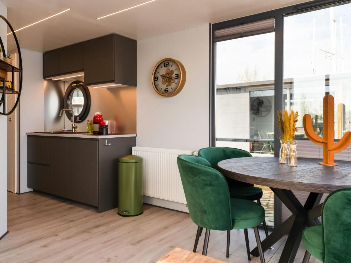 Beautiful Houseboat In Marina Of Volendam Hotel Bagian luar foto